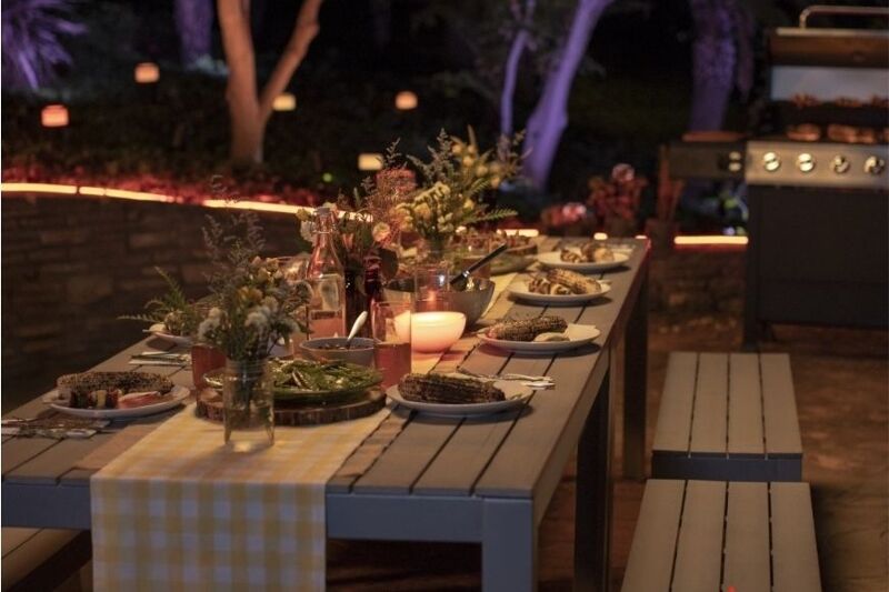 Man sieht die Philips Hue Gartenbeleuchtung.